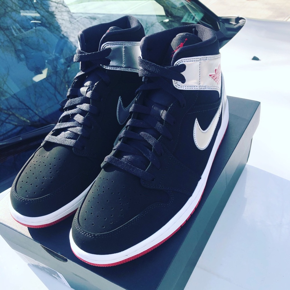 JORDAN 1 - SILVER AND BLACK